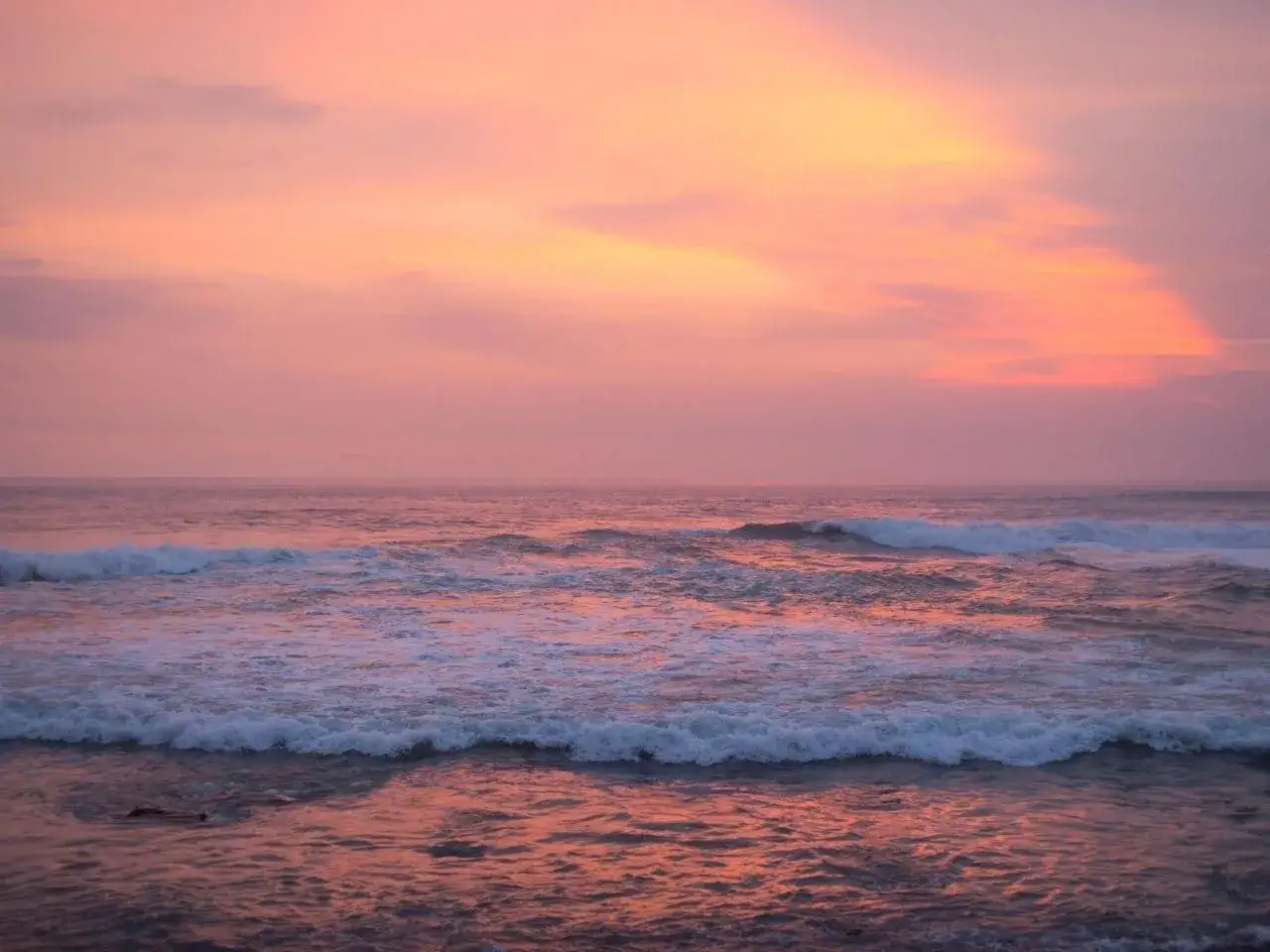 Spokojna plaża Bałtyk zach&oacute;d słońca