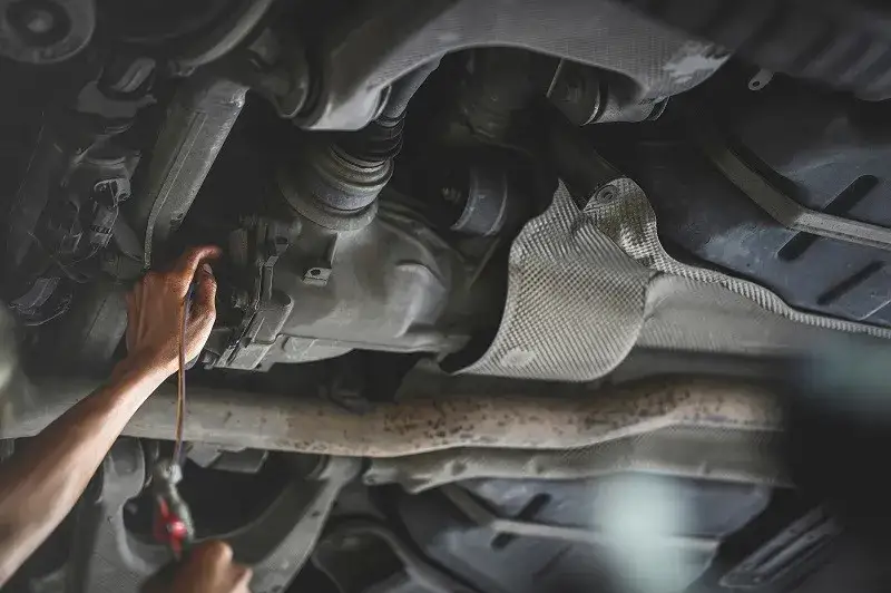 uszkodzony mechanizm r&oacute;żnicowy objawy