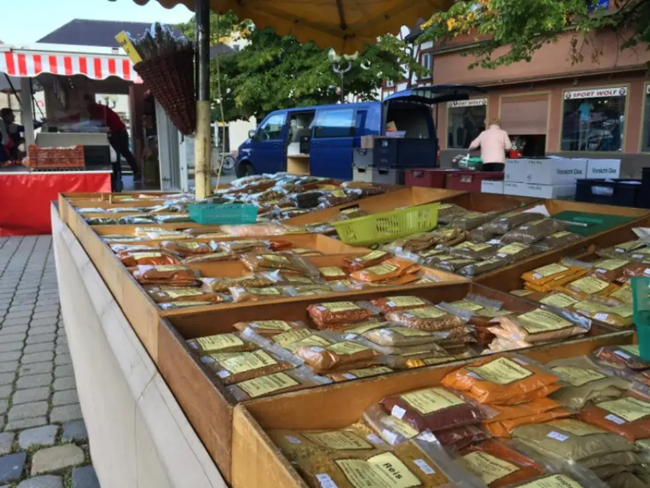 Regionale Produkte auf einem fr&auml;nkischen Wochenmarkt