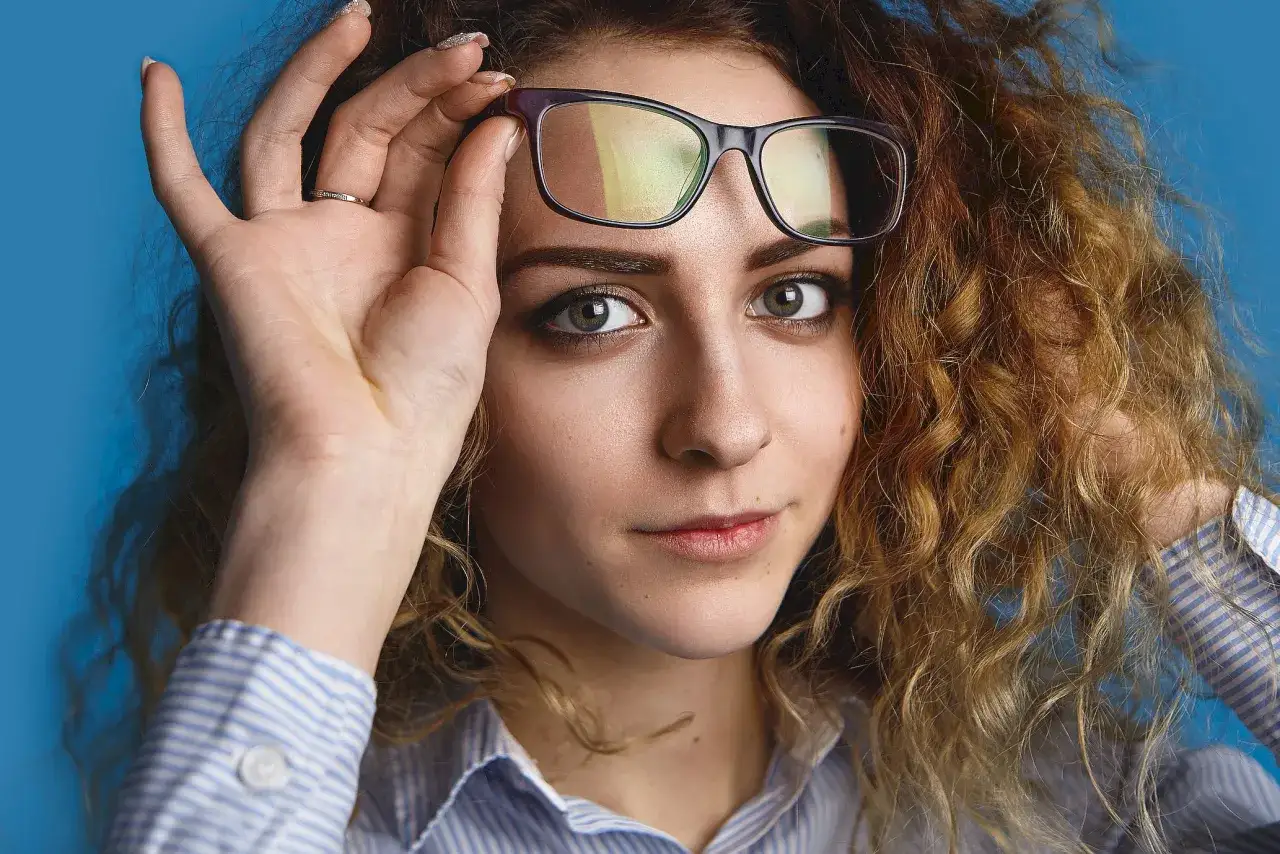 osoba w okularach fotochromowych na zewnątrz