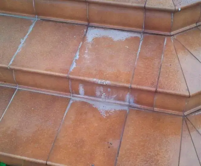 Uszkodzone płytki na schodach zewnętrznych