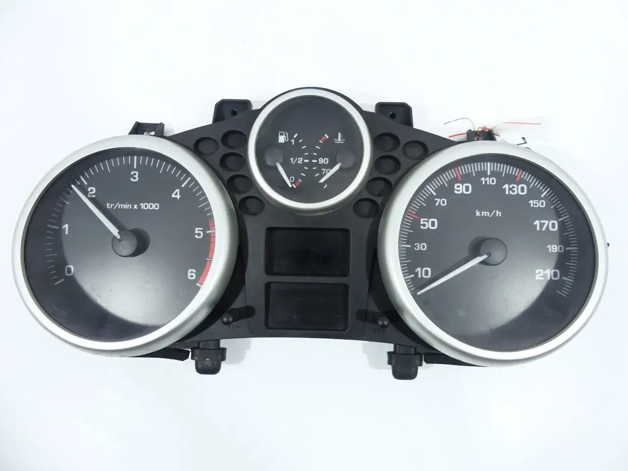 Zestaw wskaźników Peugeot 206 1.4 HDI. Wskaźnik paliwa pokazuje połowę baku, a obrotomierz i prędkościomierz są gotowe do drogi.