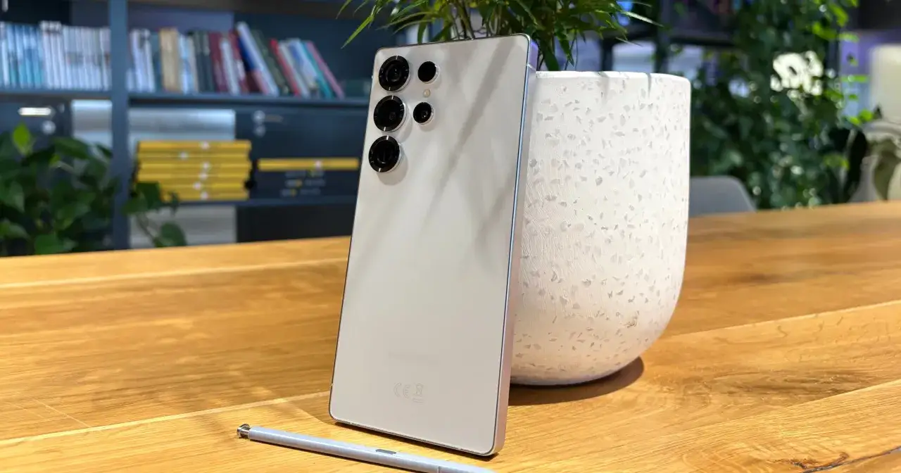 Biały Samsung S26 z rysikiem na drewnianym blacie. Premiera już wkrótce!