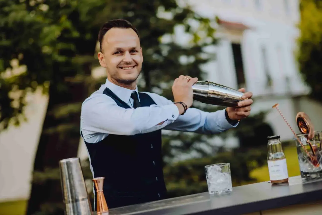 Profesjonalne techniki barmańskie i dekoracje drinków
