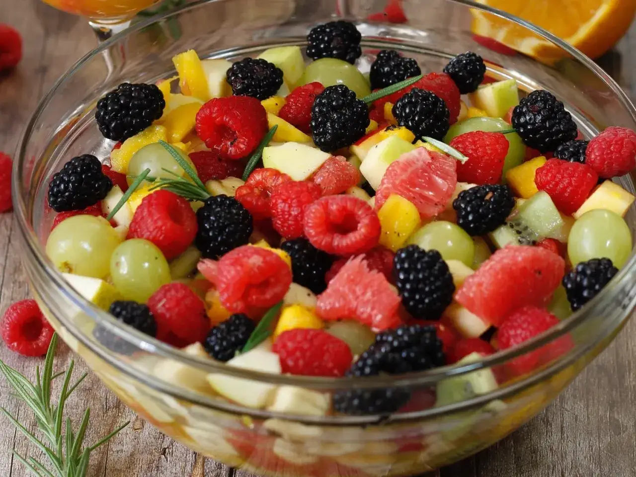 Assortiment de fruits de saison colorés pour salade de fruits