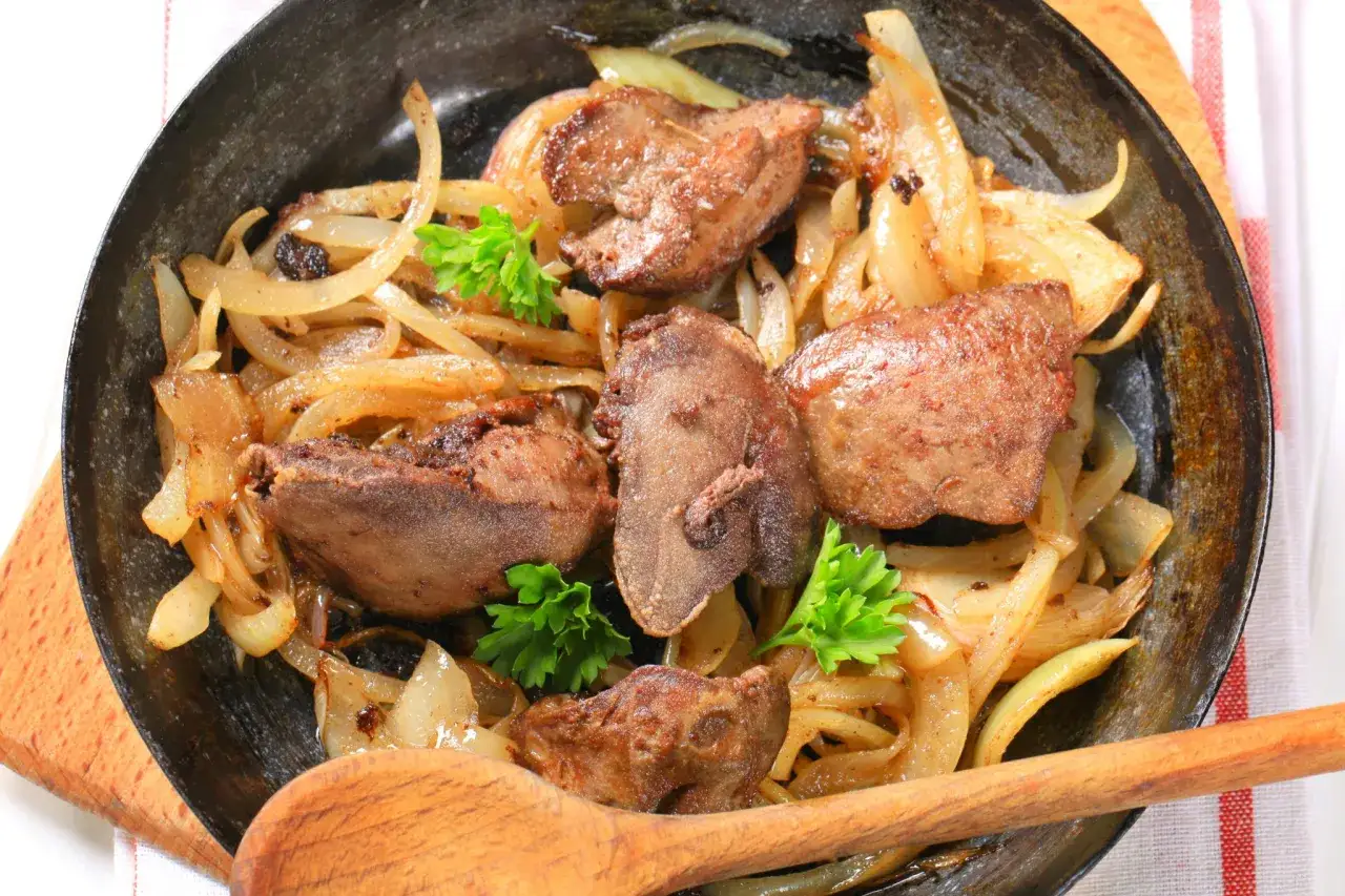 Gotowa wątr&oacute;bka wieprzowa z cebulką i ziemniakami na talerzu