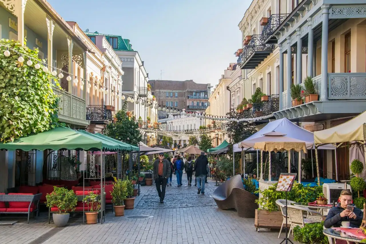 Spacerem po urokliwej uliczce w Tbilisi. Ludzie spacerują, siedzą w kawiarniach. Czy w Gruzji jest bezpiecznie? Wygląda na to, że tak!