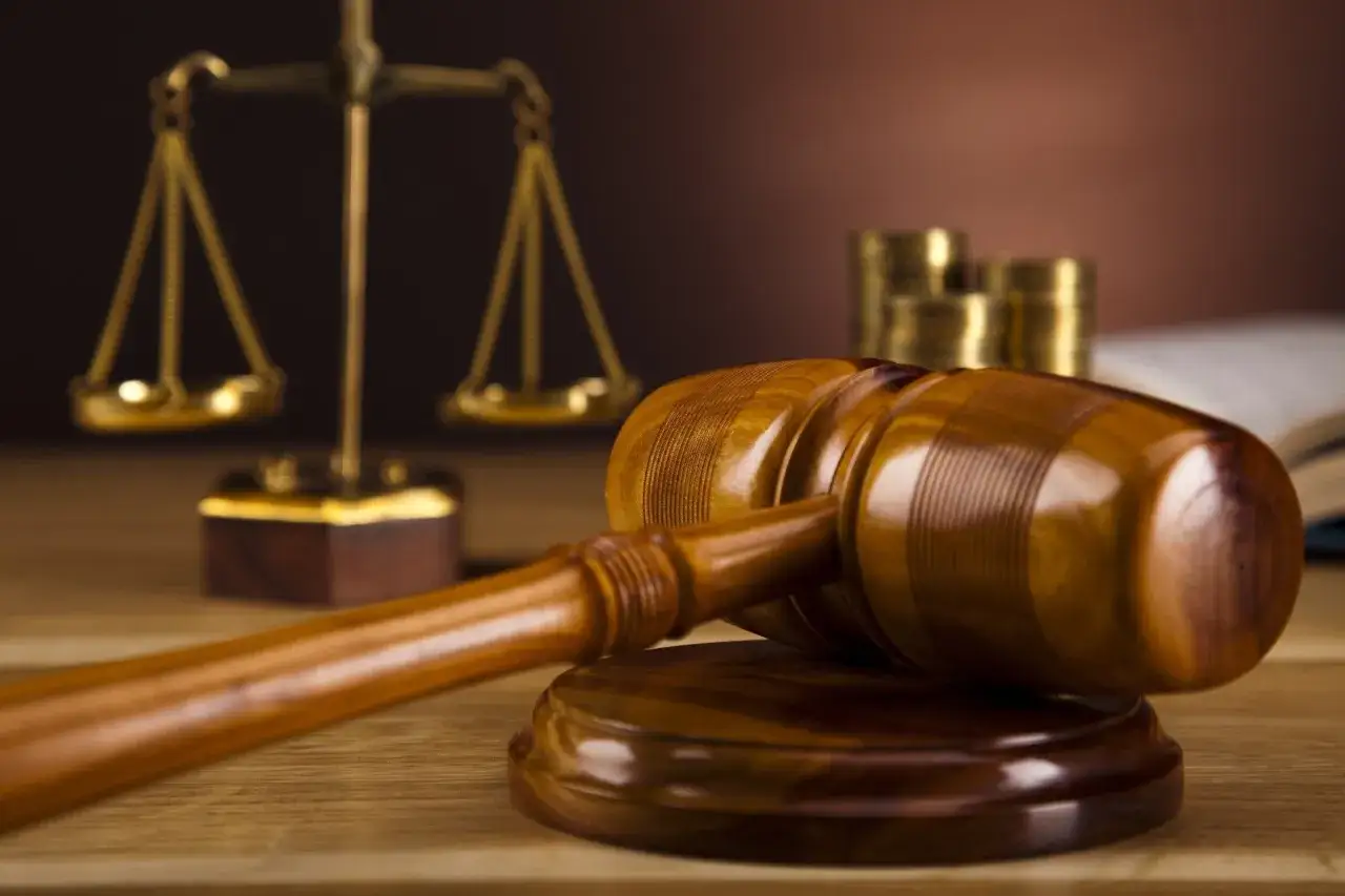 Młotek sędziowski, waga sprawiedliwości i stos monet. Zastanawiasz się, ile czasu ma sąd na odpowiedź?