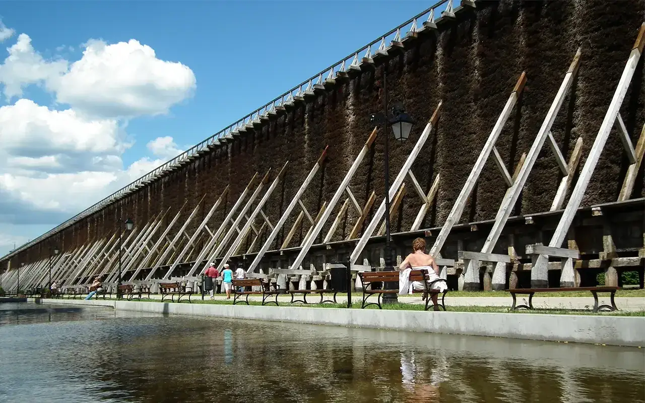 Tężnie w Inowrocławiu, gdzie jest najwięcej jodu w Polsce. Ludzie odpoczywają przy wodzie.