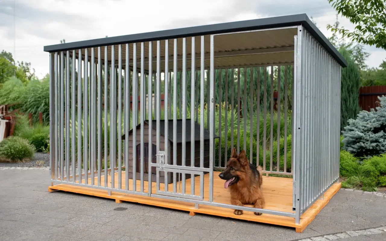 Duży kojec dla psa z budą, idealny dla owczarka niemieckiego. Sprawdź jakie wymiary ma ten solidny kojec.