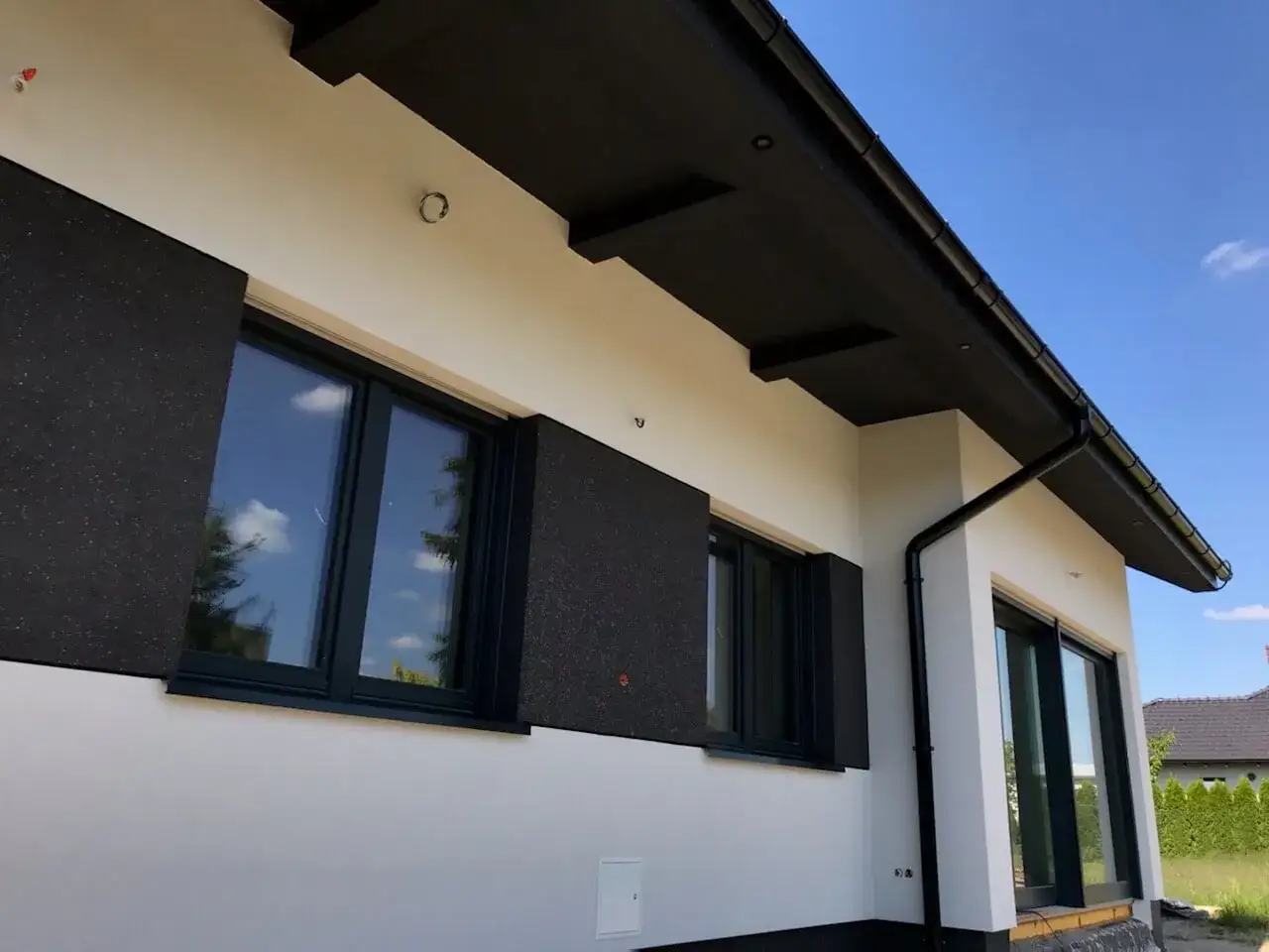 przykłady tynku kwarcowego na elewacji i wewnątrz