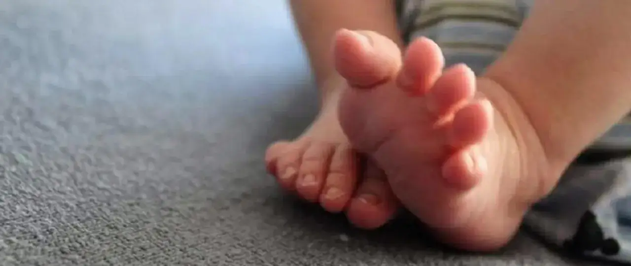 Małe stópki noworodka. Pamiętaj, że masz 30 dni na zameldowanie dziecka po urodzeniu.