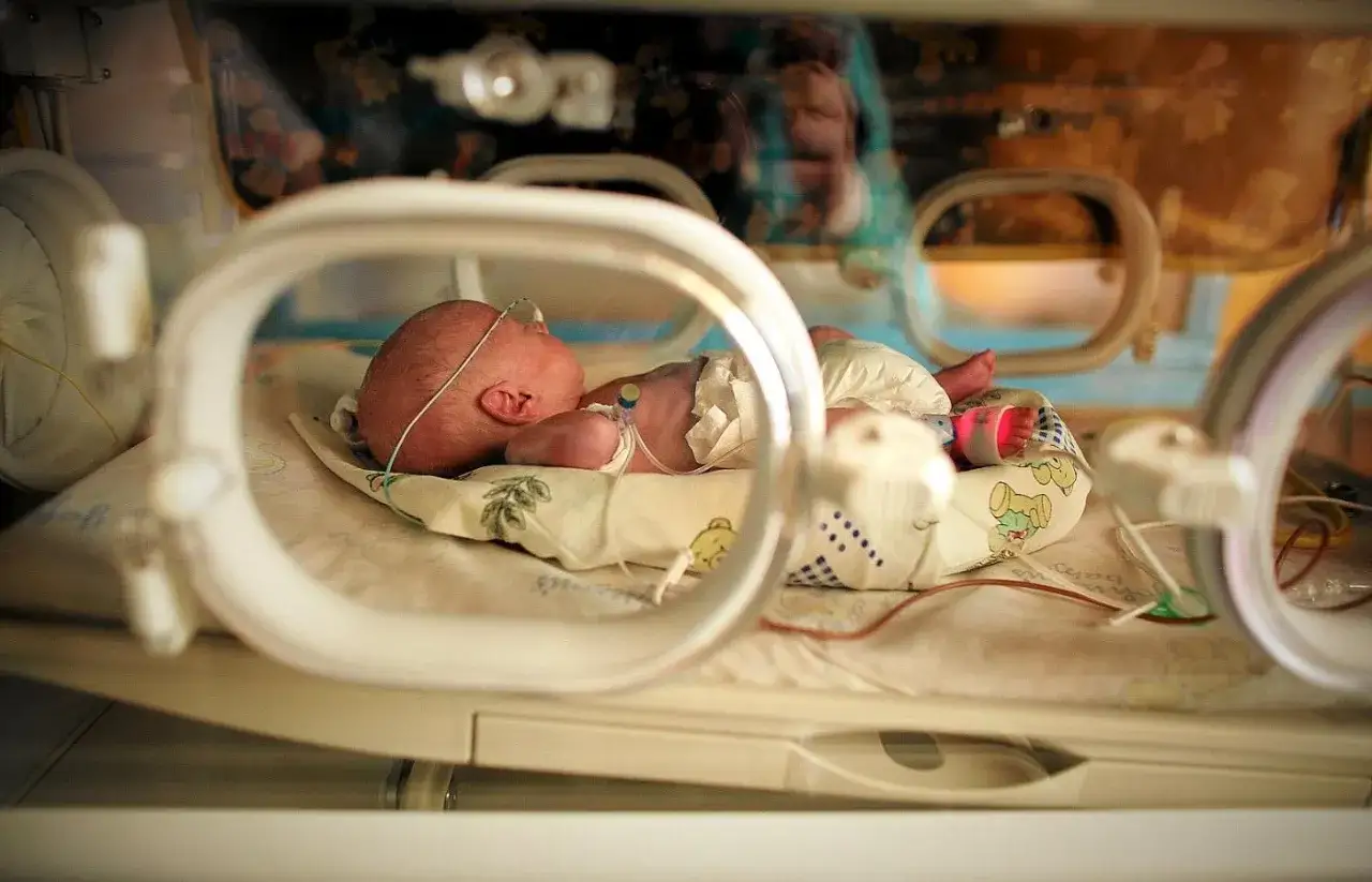 Noworodek w inkubatorze, walczy o życie. Trudno określić, w którym tygodniu ciąży się rodzi, ale każdy dzień jest dla niego cenny.