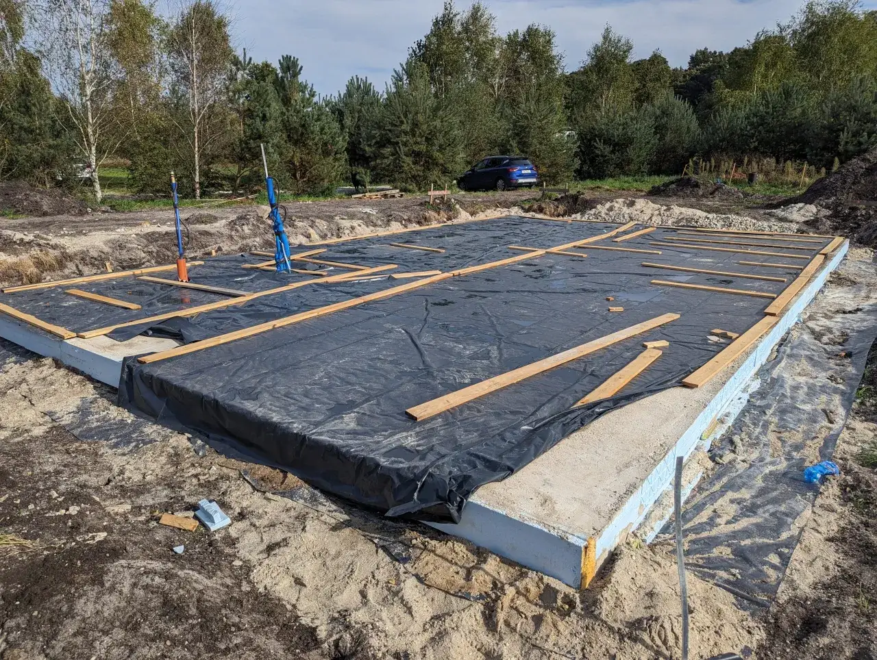 Płyta fundamentowa z betonu, przygotowana do wylania, z izolacją i folią. Jaki beton na płytę fundamentową?