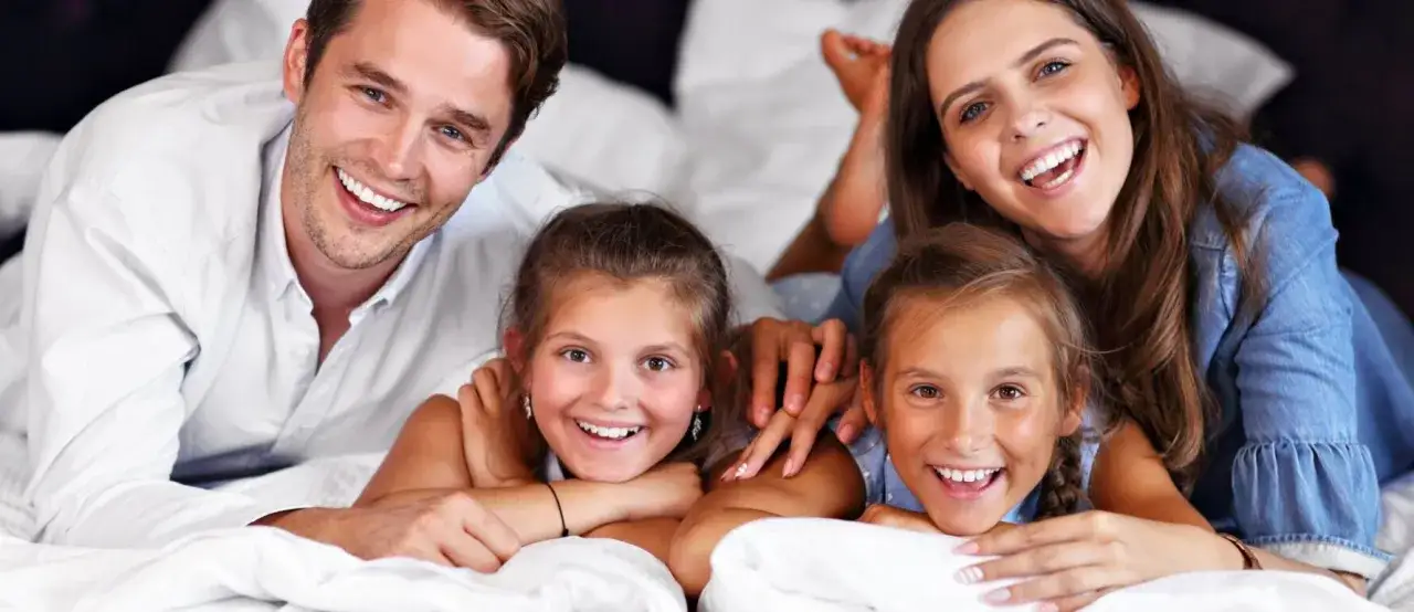 rodzina z dziećmi w r&oacute;żnym wieku w hotelu