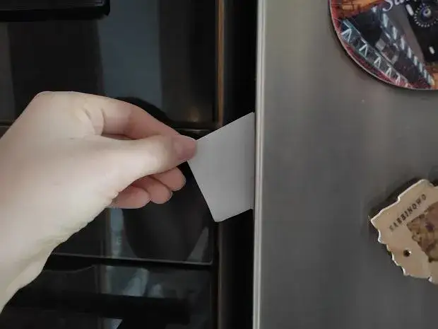 test szczelności uszczelki lod&oacute;wki kartką papieru