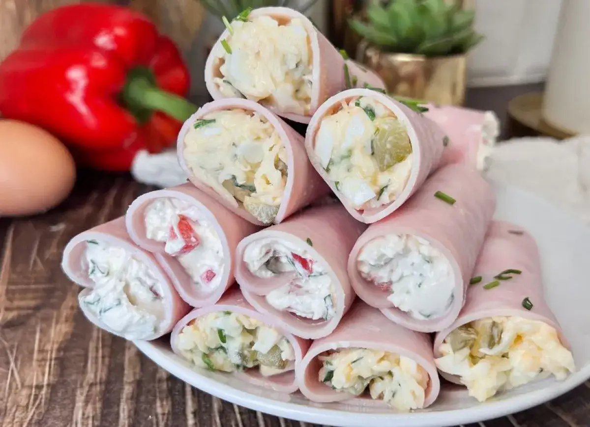 Roladki z szynki konserwowej z kremowym nadzieniem jajecznym i warzywnym. Pyszna przekąska na każdą okazję.