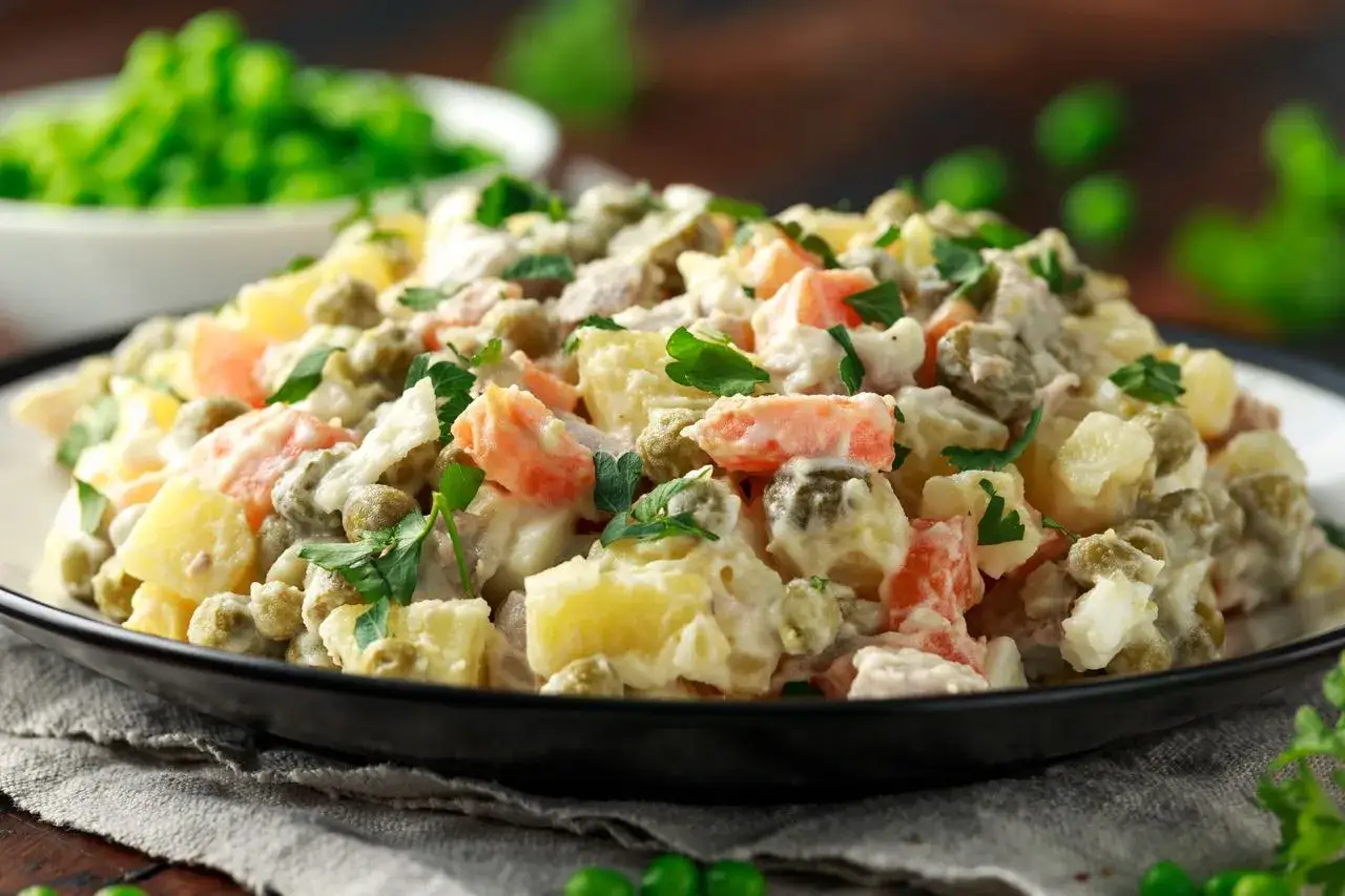 Zdjęcie Jak udekorować sałatkę jarzynową, aby zachwycić gości i smakować lepiej