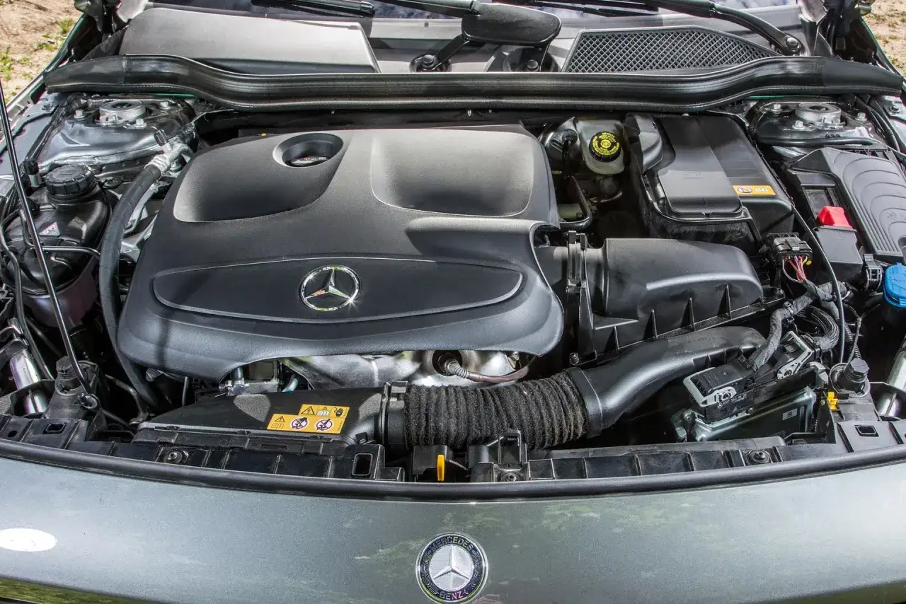 Silnik Mercedes-Benz GLA AMG, gotowy do pracy.
