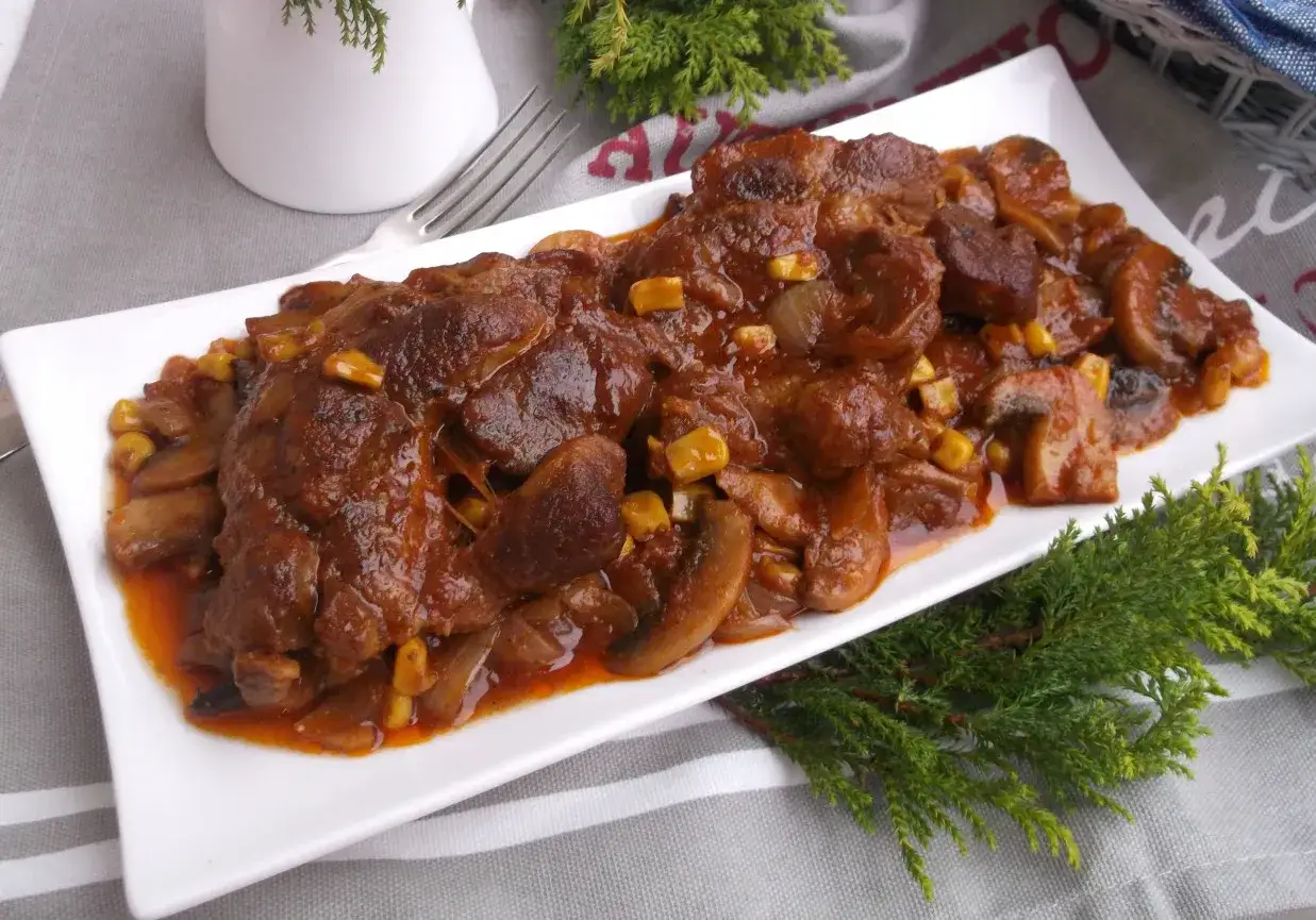 Pyszne potrawy z kark&oacute;wki na przyjęcie, duszone z pieczarkami i kukurydzą w aromatycznym sosie.