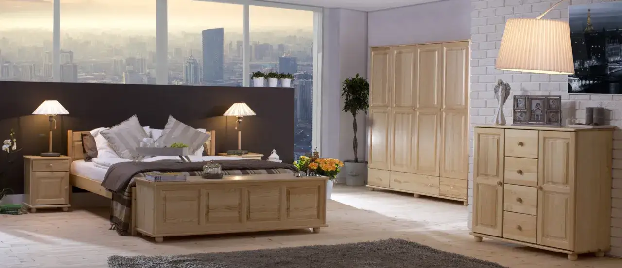 Sypialnia z meblami z sosny, bielenie drewna sosnowego nadaje jej lekkości. Widok na miasto przez okno.