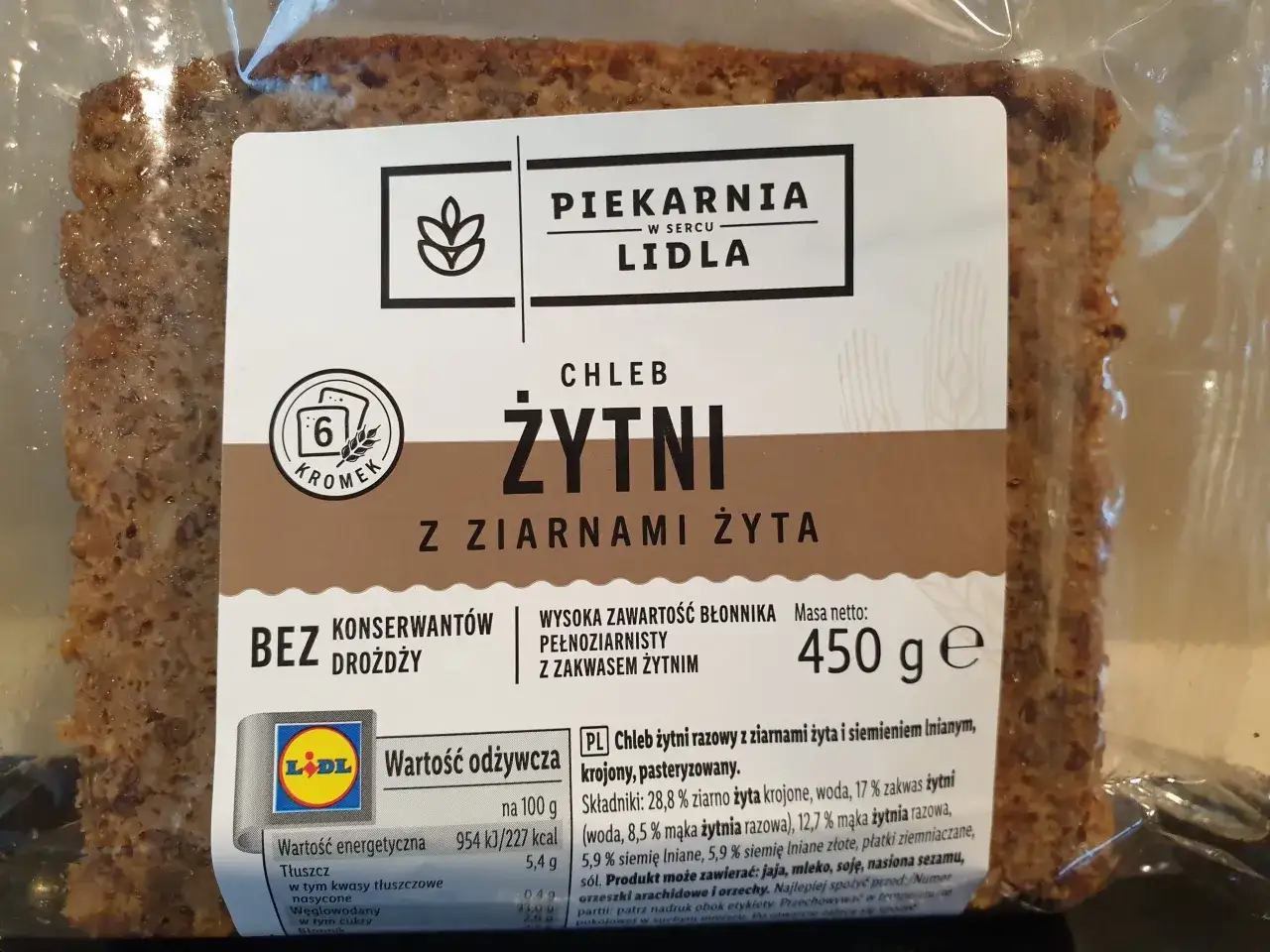 Chleb żytni razowy z ziarnami żyta i siemieniem lnianym. Kromka ma ok. 227 kcal.