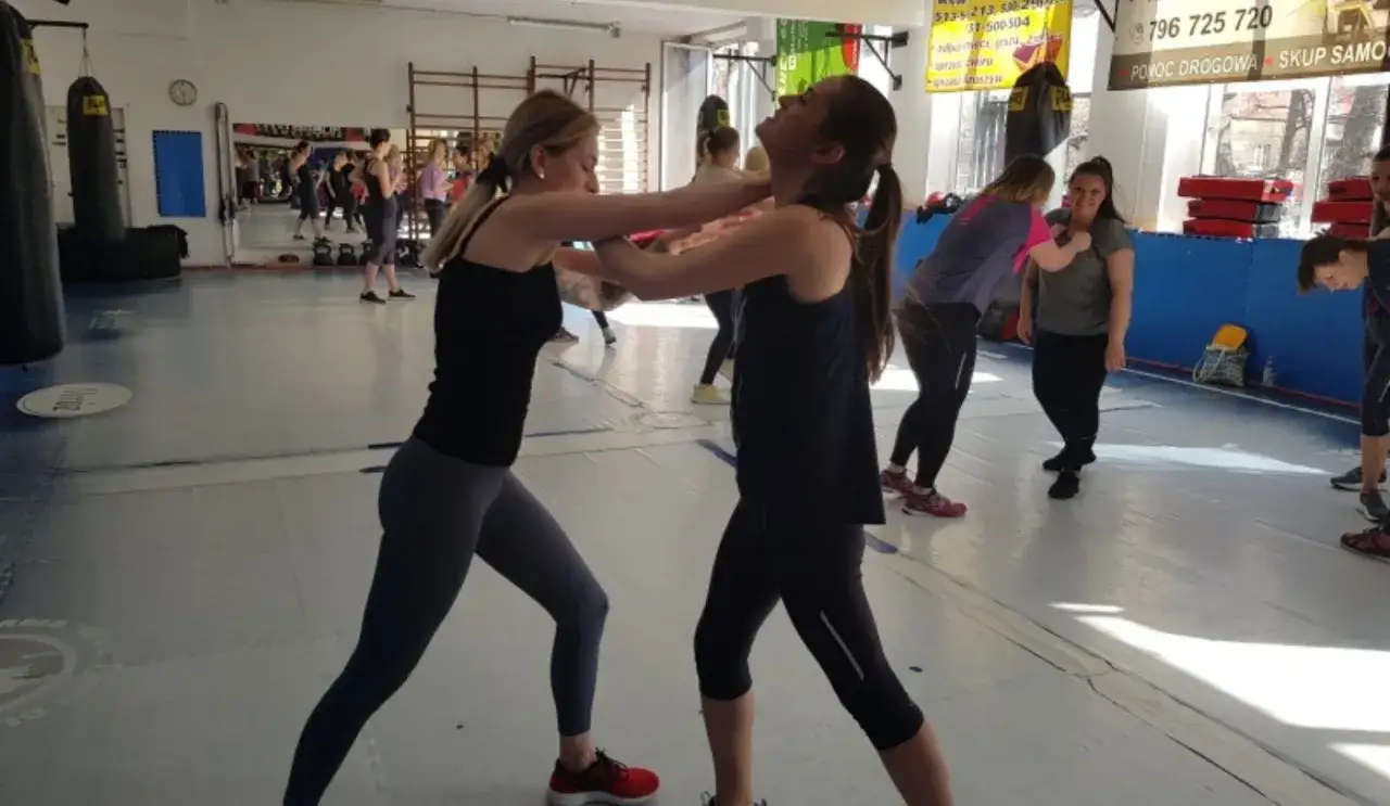 osoba trenująca samoobronę, trening samoobrony w grupie
