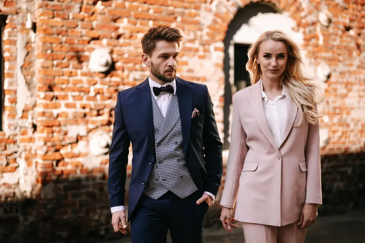 Mężczyzna w eleganckim garniturze na komunię, jasne kolory