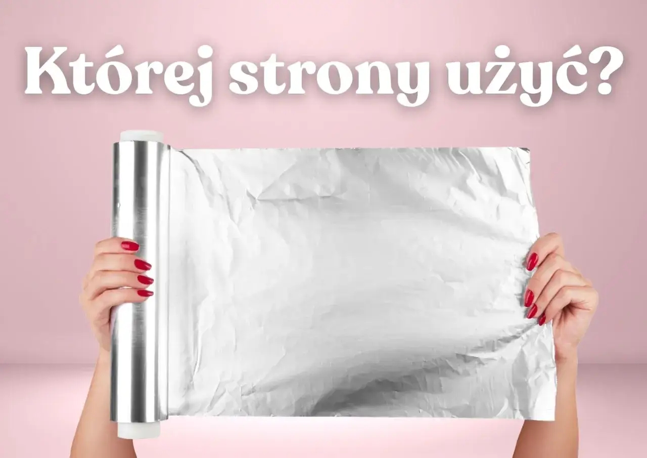 Dwie dłonie trzymają rolkę folii aluminiowej. Czy można użyć folii aluminiowej zamiast papieru do pieczenia?