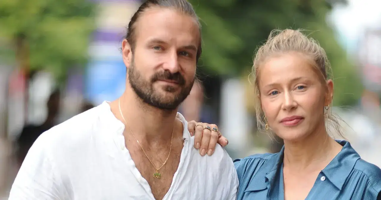 Piotr Stramowski, który ma 37 lat, z żoną na spacerze.