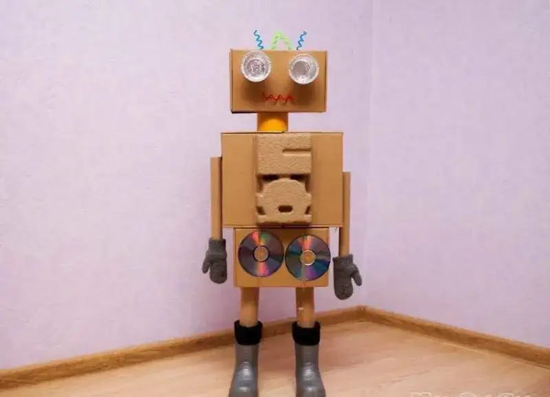 ruchome części robota z kartonu