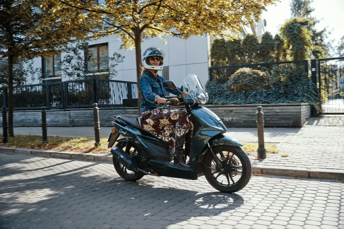 Osoba na motorowerze z dowodem osobistym