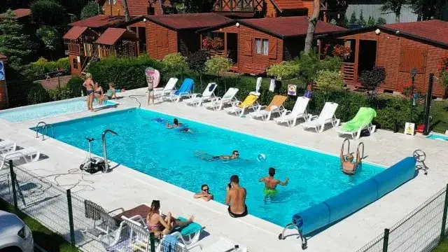 Plaża w Mielnie lub Kołobrzegu z widocznymi obiektami noclegowymi