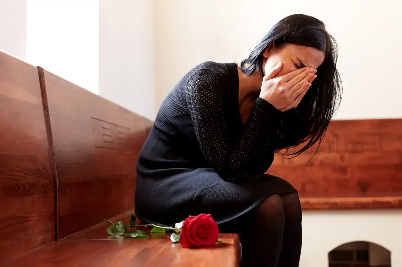 Smutna osoba trzymająca wieniec