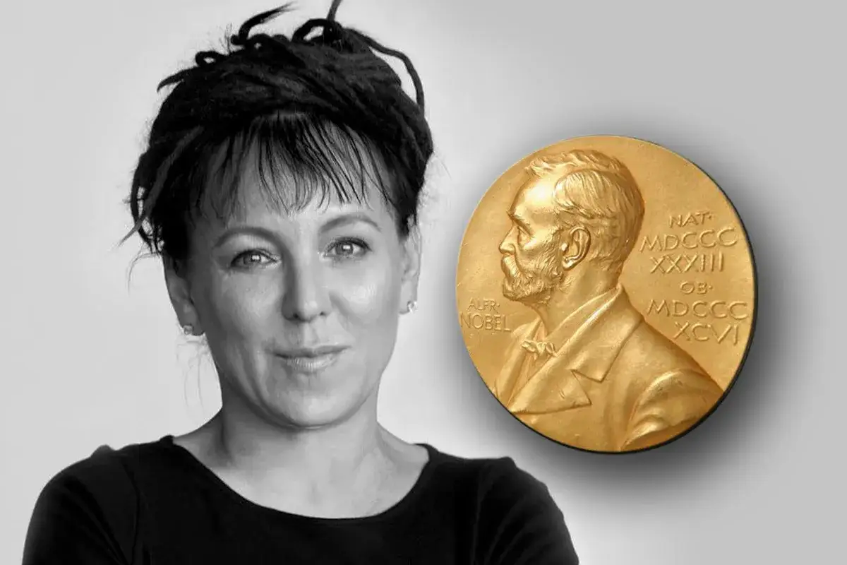 Olga Tokarczuk, laureatka Nagrody Nobla, obok złotego medalu.