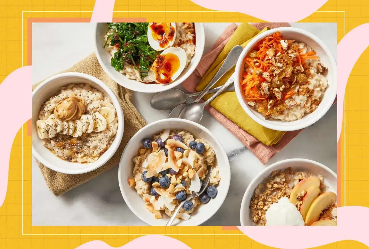 Owsianki z owocami, orzechami i jajkiem. Warto pamiętać, jakie produkty obniżają ciśnienie, np. owoce i pełnoziarniste produkty.