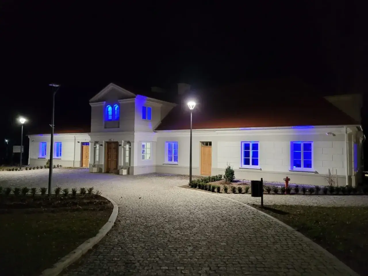 Budynki podświetlone na niebiesko w Światowy Dzień Świadomości Autyzmu