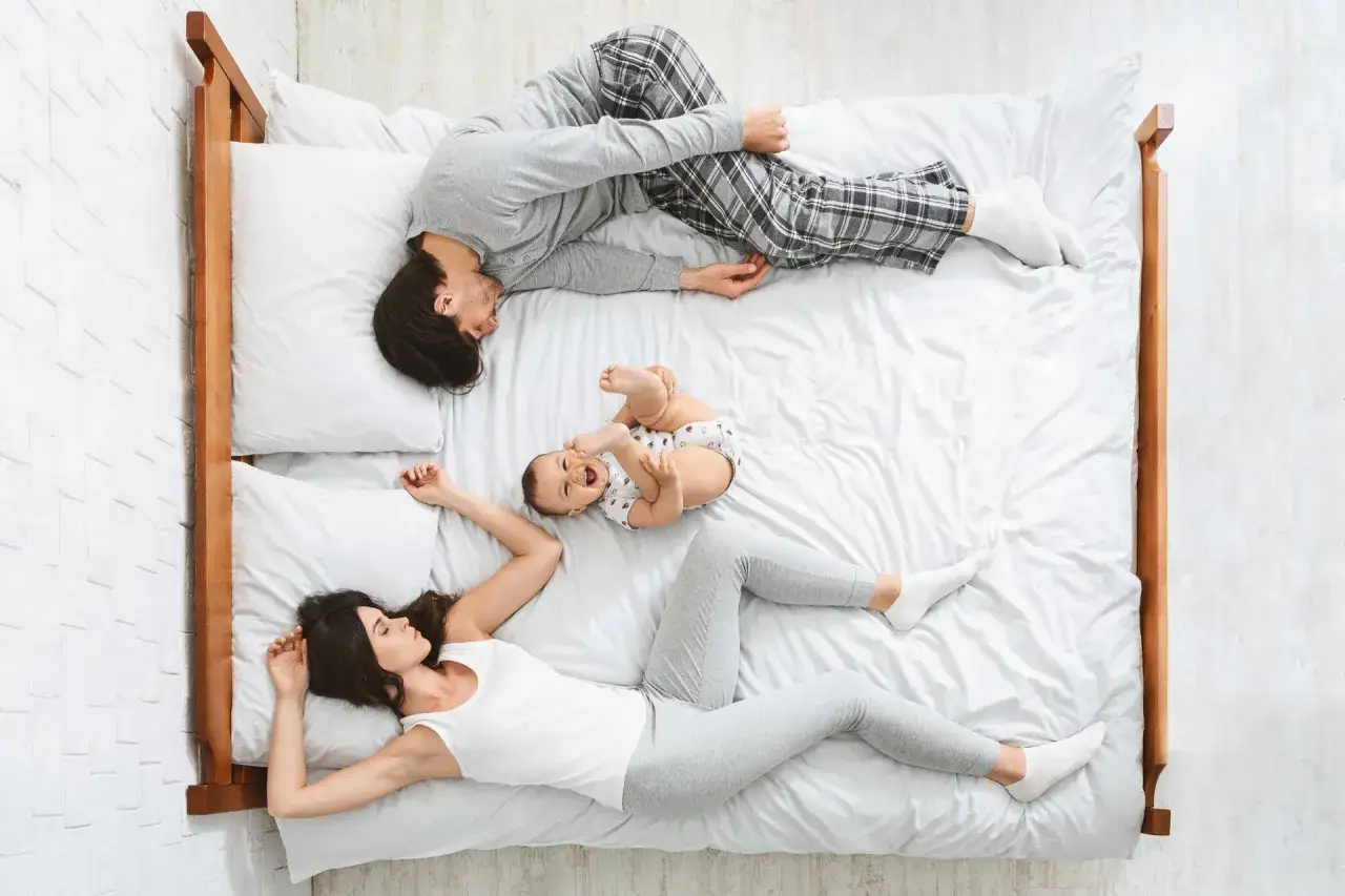 dziecko śpiące z rodzicami, bliskość, co-sleeping