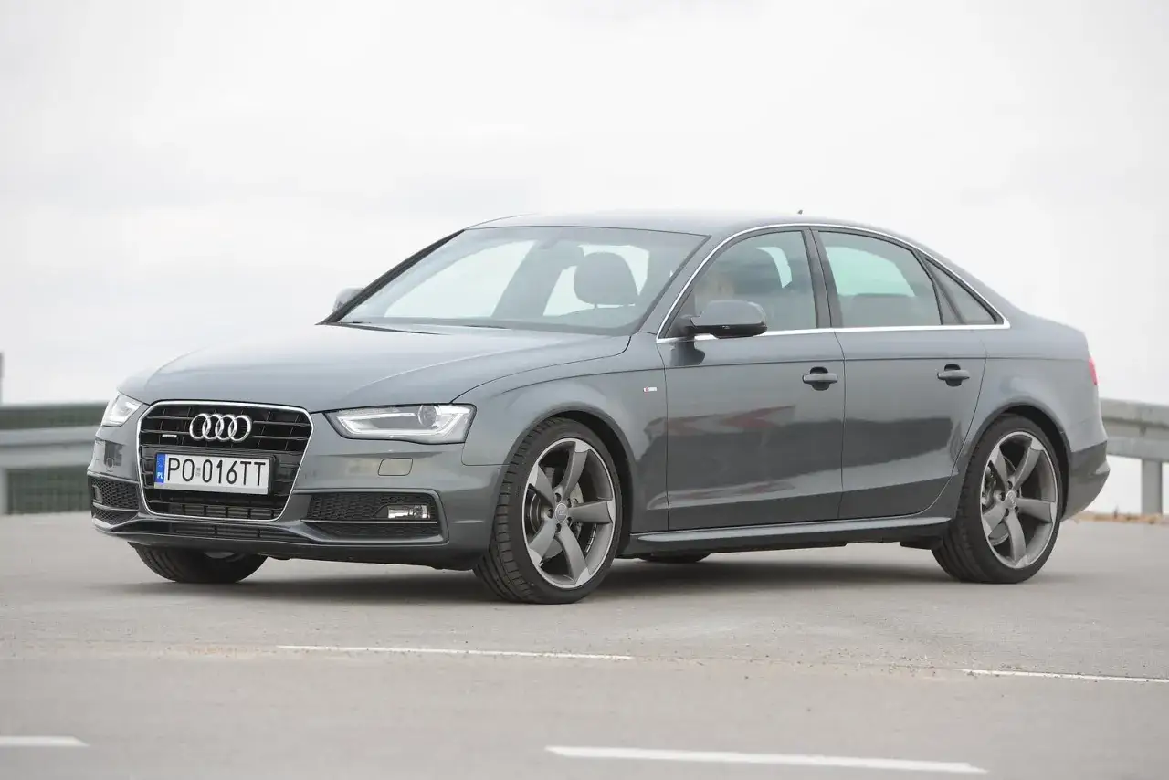 Szary sedan Audi A4, z widocznym numerem rejestracyjnym PO 016TT. Informacje o pojemności baku Audi A4 są kluczowe dla planowania podróży.