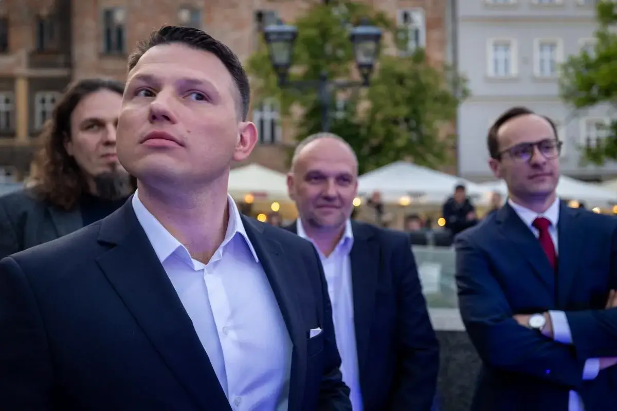 Trzech mężczyzn w garniturach, być może zastanawiają się, dlaczego młodzi mężczyźni tak chętnie głosują na Konfederację.
