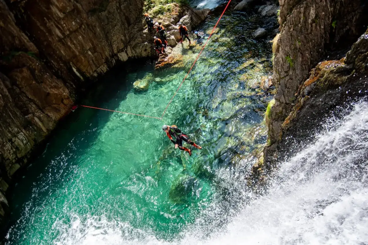 Canyoning in einer Schlucht in den Pyren&auml;en