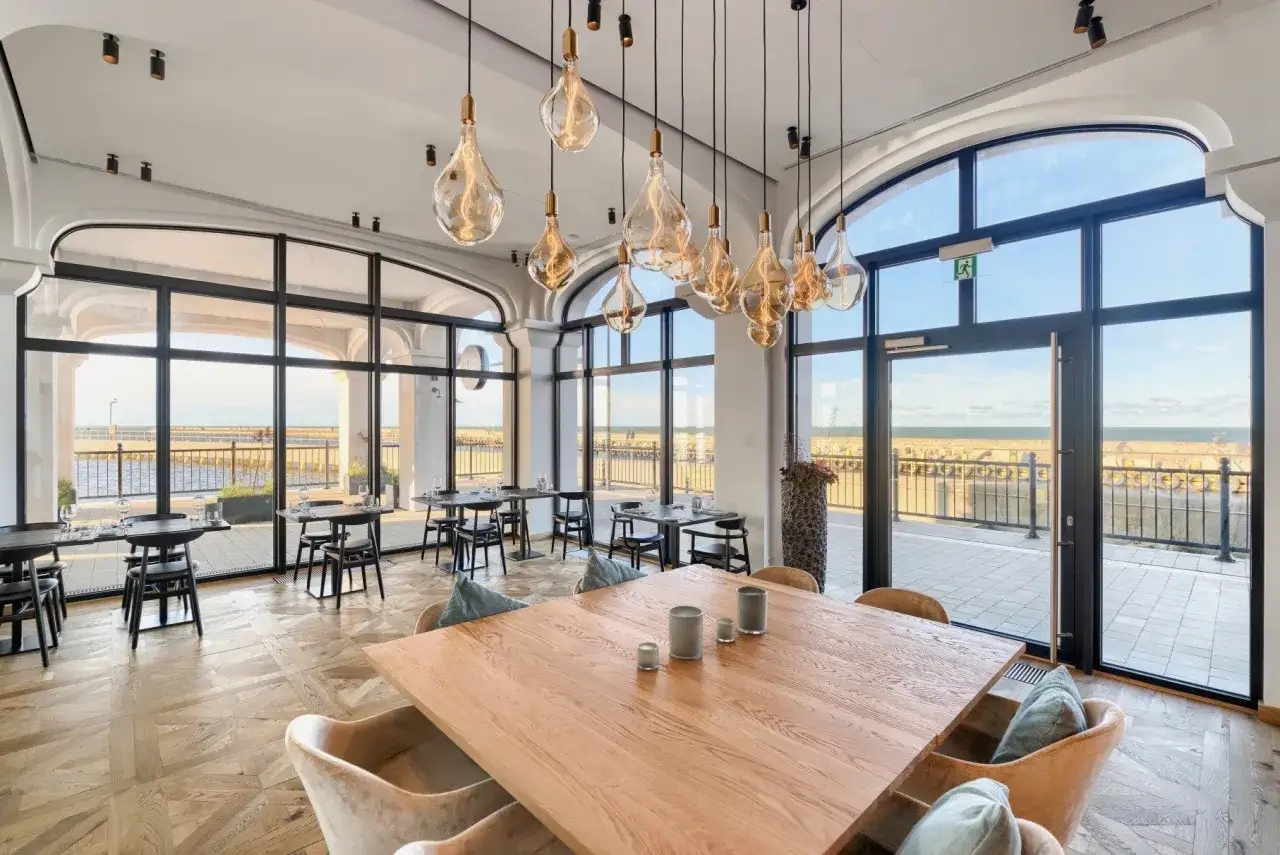 Restauracja z widokiem na port Darł&oacute;wko