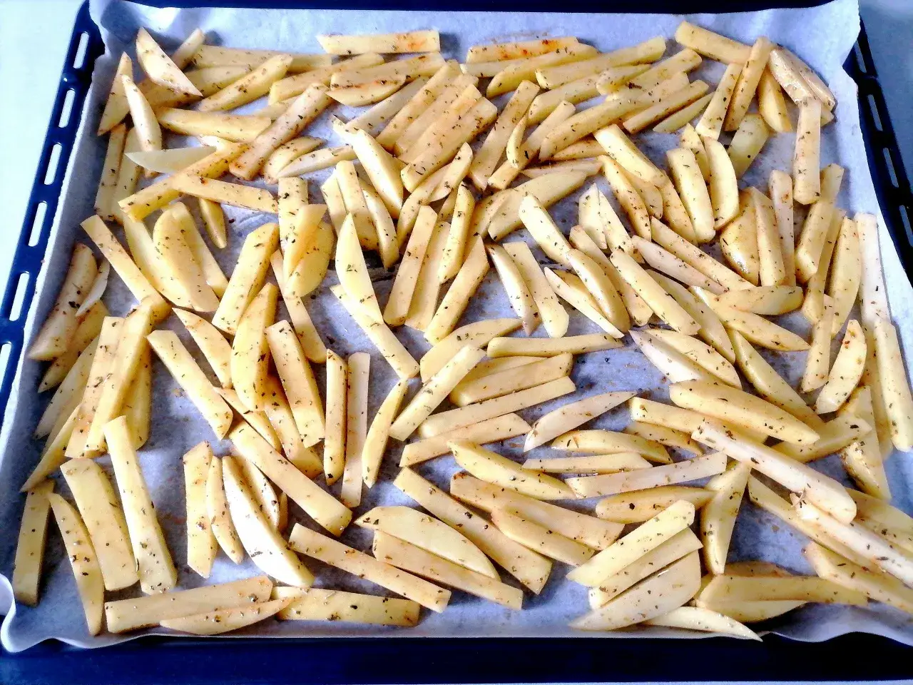 Frytki w piekarniku na blasze