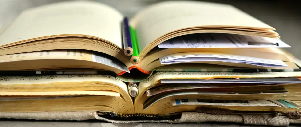 Stosy podręczników szkolnych