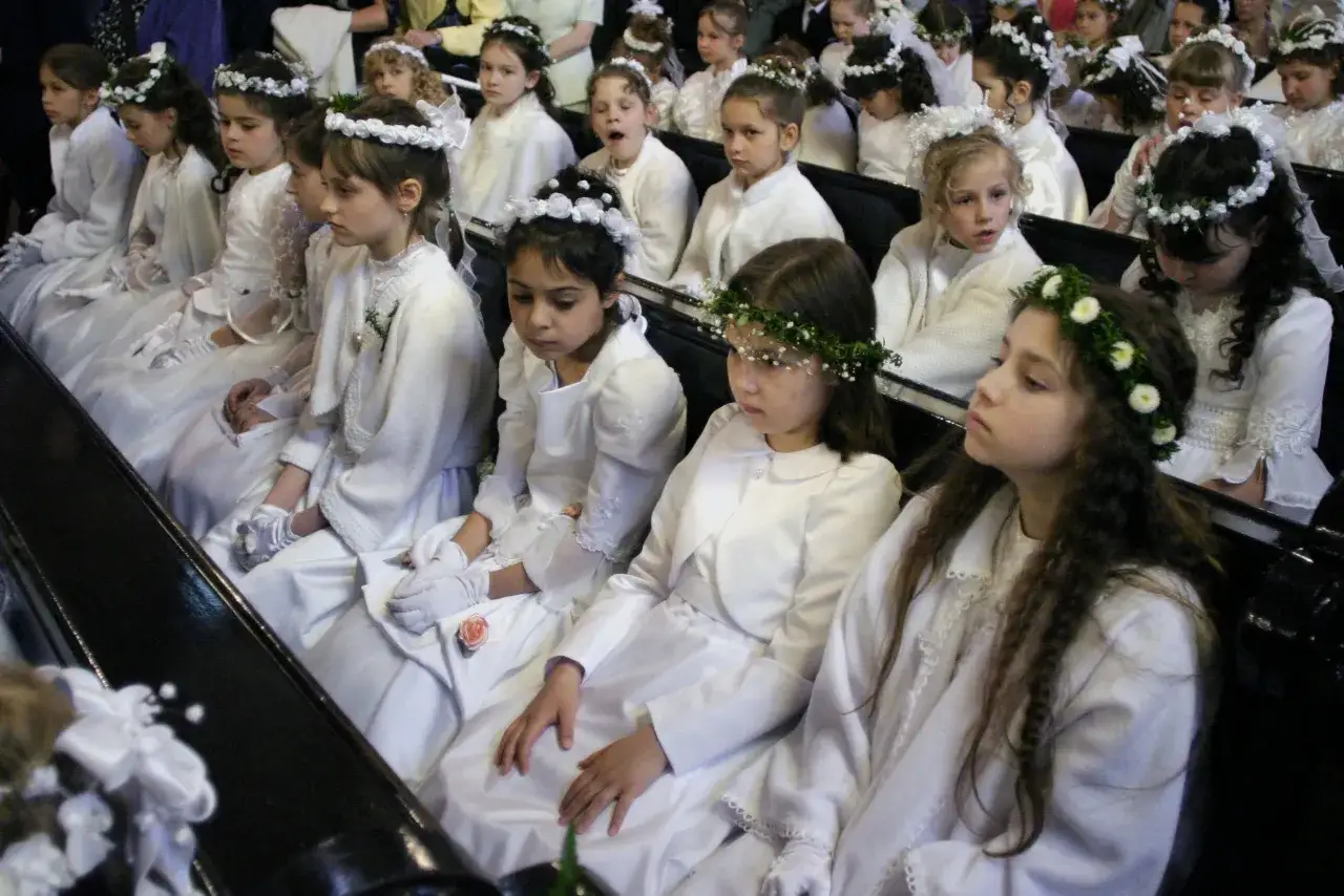 Zdjęcie Pierwsza komunia święta ile lat? Odkryj, kiedy dziecko jest gotowe