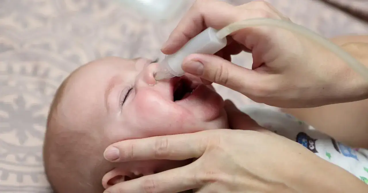 niemowlę u lekarza, niepokojące objawy kataru u niemowlaka