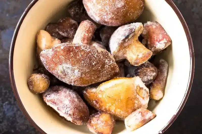 mrożone grzyby na tacce