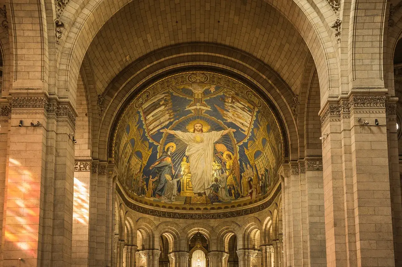 Wnętrze bazyliki Sacré-Cœur z monumentalną mozaiką przedstawiającą Chrystusa Pantokratora.