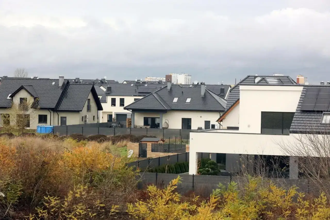 Nowe domy z szarymi dachami i panelami słonecznymi. Jak ustalić rok budowy domu? Sprawdź dokumentację lub zapytaj sąsiadów.