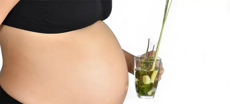 kobieta w ciąży płucząca usta ziołową płukanką